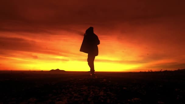 Homme dansant dans les montagnes au coucher du soleil — Video