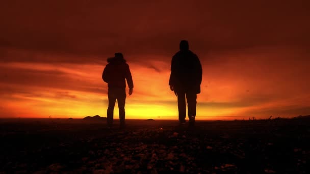 Dois homens a caminho do pôr-do-sol, montanhas — Vídeo de Stock