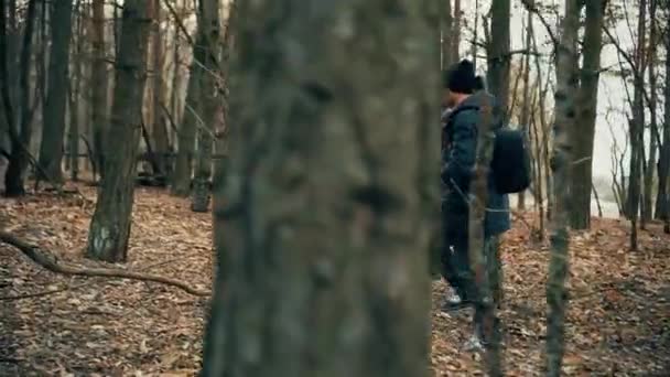 Fotograf går igenom skogens natur — Stockvideo