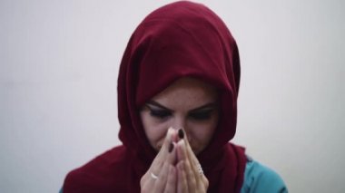 İzole Gri Arka Planda Dua Eden Müslüman Kadının Portresi