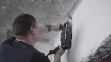 handyman bir matkap ile çalışıyor