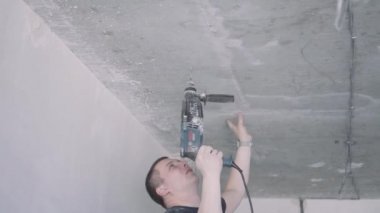 handyman bir matkap ile çalışıyor
