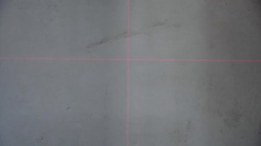 dairede onarım. beyaz bir duvarda lazer seviyesi