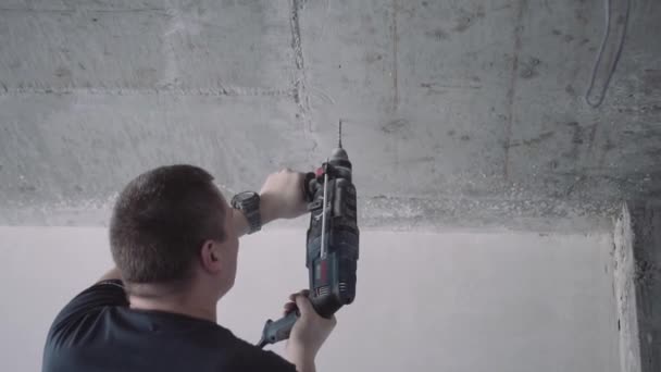 Handyman работает с дрелью — стоковое видео