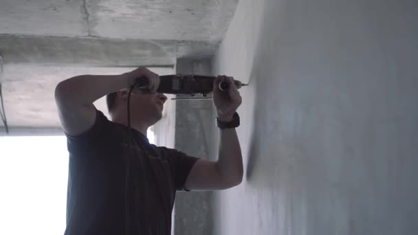 Handyman arbetar med en borr — Stockvideo