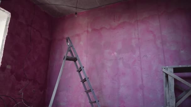 Лестница стоит в комнате. ремонт в квартире — стоковое видео