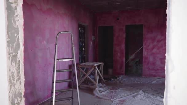 Лестница стоит в комнате. ремонт в квартире — стоковое видео