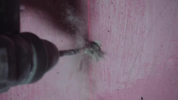 Reparatie in het appartement. klusjesman boort de muur. Nachtscène — Stockvideo