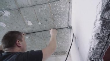 dairede onarım. Tamirci. elektrikçi telleri çeker