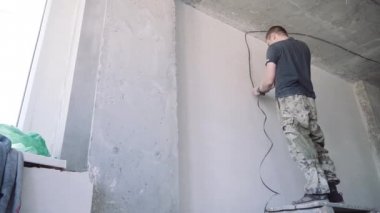 dairede onarım. Tamirci. elektrikçi telleri çeker