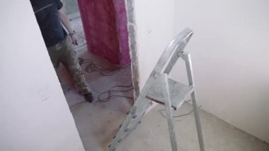 dairede onarım. adam merdiven tırmanma