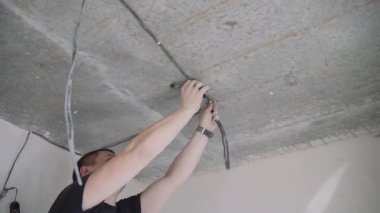 dairede onarım. Tamirci. elektrikçi telleri çeker