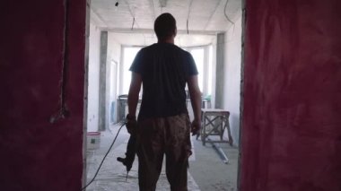 dairede onarım. Tamirci. bir dairede bir adamın silueti