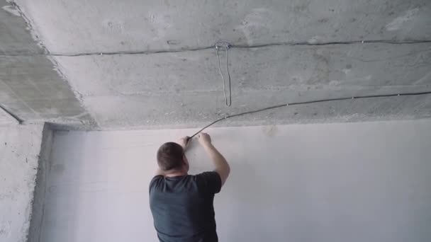 Reparación en el apartamento. manitas. electricista tira de los cables — Vídeo de stock