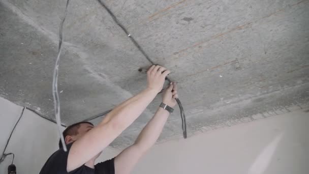 Opravu v bytě. Údržbář. elektrikář vytahuje dráty — Stock video