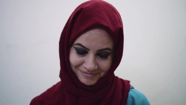 Muslim woman laughing — Stock Video