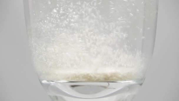Effervescent tablet dissolves in a glass of — Stock Video