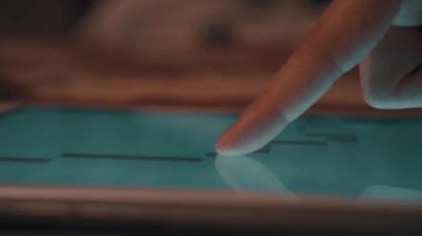 kız Tablet üzerinde para satıyor