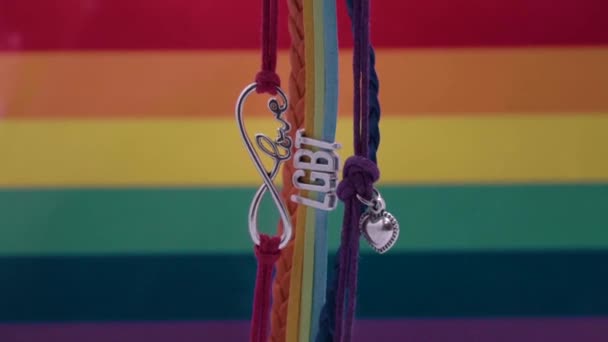 Homosexualita náramek proti homosexualita příznaku — Stock video
