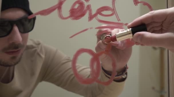 LGBT Guy, lippenstift, het woord liefde op de — Stockvideo