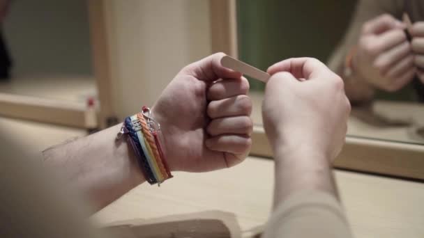 Cara cortando unhas em lgbt — Vídeo de Stock