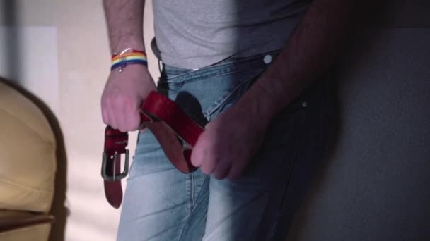 男ゲイはベルトを引っ張ります。Lgbt — ストック動画