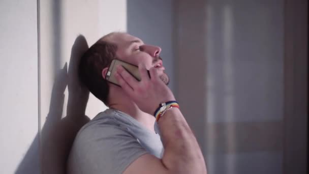 De man in de armband LGBT praten over de — Stockvideo