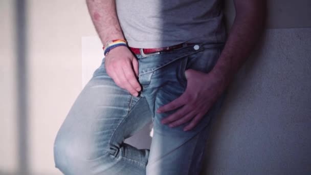 De man in de armband LGBT staat in de buurt van de muur op — Stockvideo