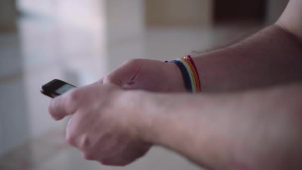 Killen i armbandet hbt SMS — Stockvideo