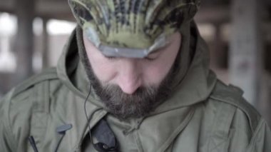 asker başını kaldırır ve içine bakar