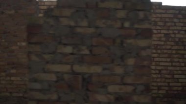 asker üzerinde bir silah ile çalışır