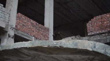 asker bir Kalaşnikof saldırı ile merdivenlerden iner