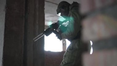 savaşta silah ile asker