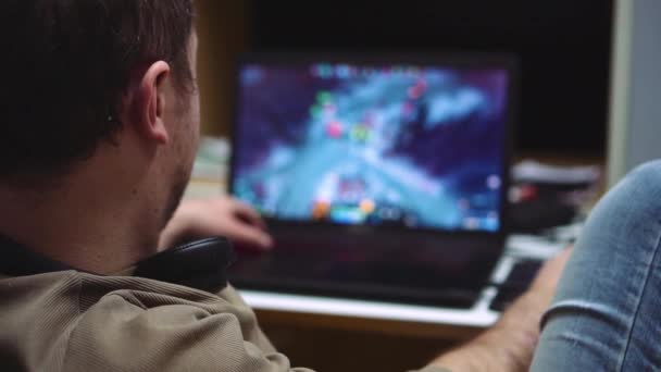 Adam bir bilgisayar oynuyor — Stok video
