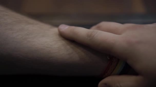 Eine Männerhand streicht mit einem lgbt über seine andere Hand — Stockvideo