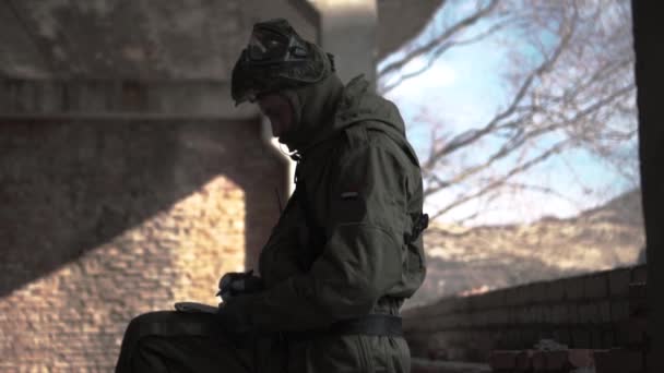 Бойовик робить нотатки в блокноті, війні, бойових діях — стокове відео