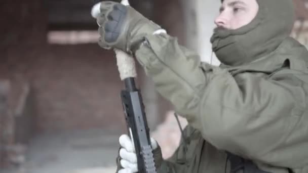 Солдат держит глушитель включенным — стоковое видео