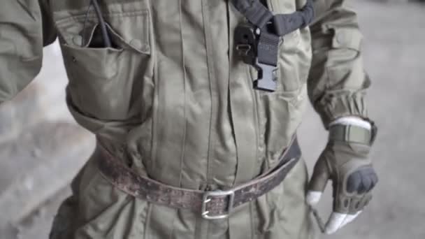Soldado sujeta su ametralladora — Vídeos de Stock