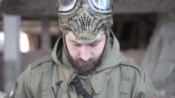 Soldat höjer huvudet och tittar in i — Stockvideo