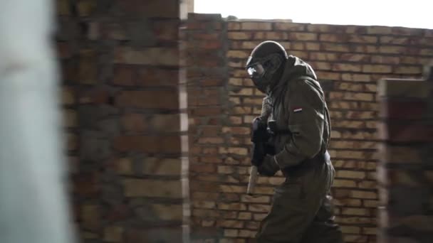 Солдат бежит с пистолетом на — стоковое видео