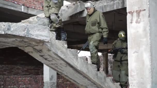 Soldats montent les escaliers des détruits — Video