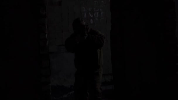Soldado sai das sombras e faz — Vídeo de Stock