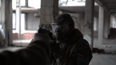 iki asker birbirlerine tutun