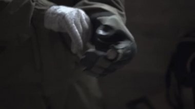 asker onun bir eldiven koyar