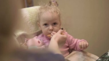 anne bir ile küçük kızı besler