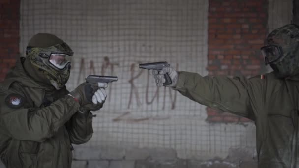 Два солдата держат друг друга — стоковое видео