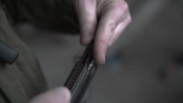 Στρατιώτης χρεώνει ένα κλιπ σε ένα — Αρχείο Βίντεο