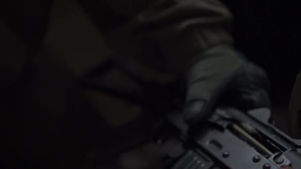 Солдат вставляет склад в винтовку Калашникова и кладет его на — стоковое видео