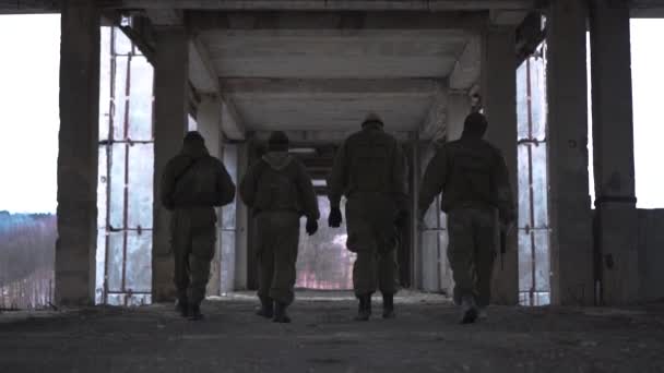 Солдати йдуть до повільного — стокове відео