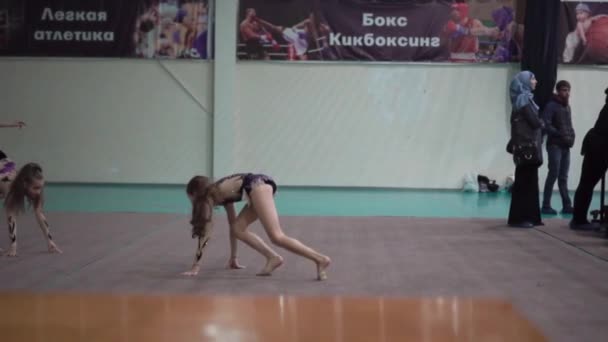 Gymnasten trainen in de klas — Stockvideo